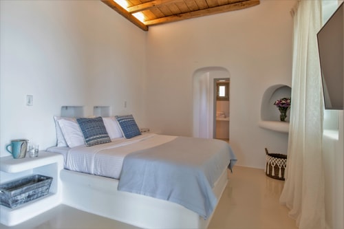 Luxury modern villa with swimming pool in Mykonos 33 My Villa Breaks