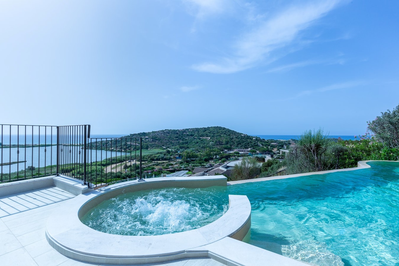 Villa with pool and stunning views 3 Italian Breaks