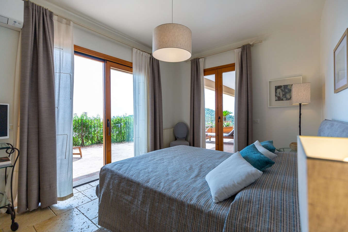 Villa with pool and stunning views 17 Italian Breaks