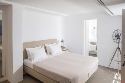 Luxury modern villa with swimming pool in Mykonos 15 My Villa Breaks