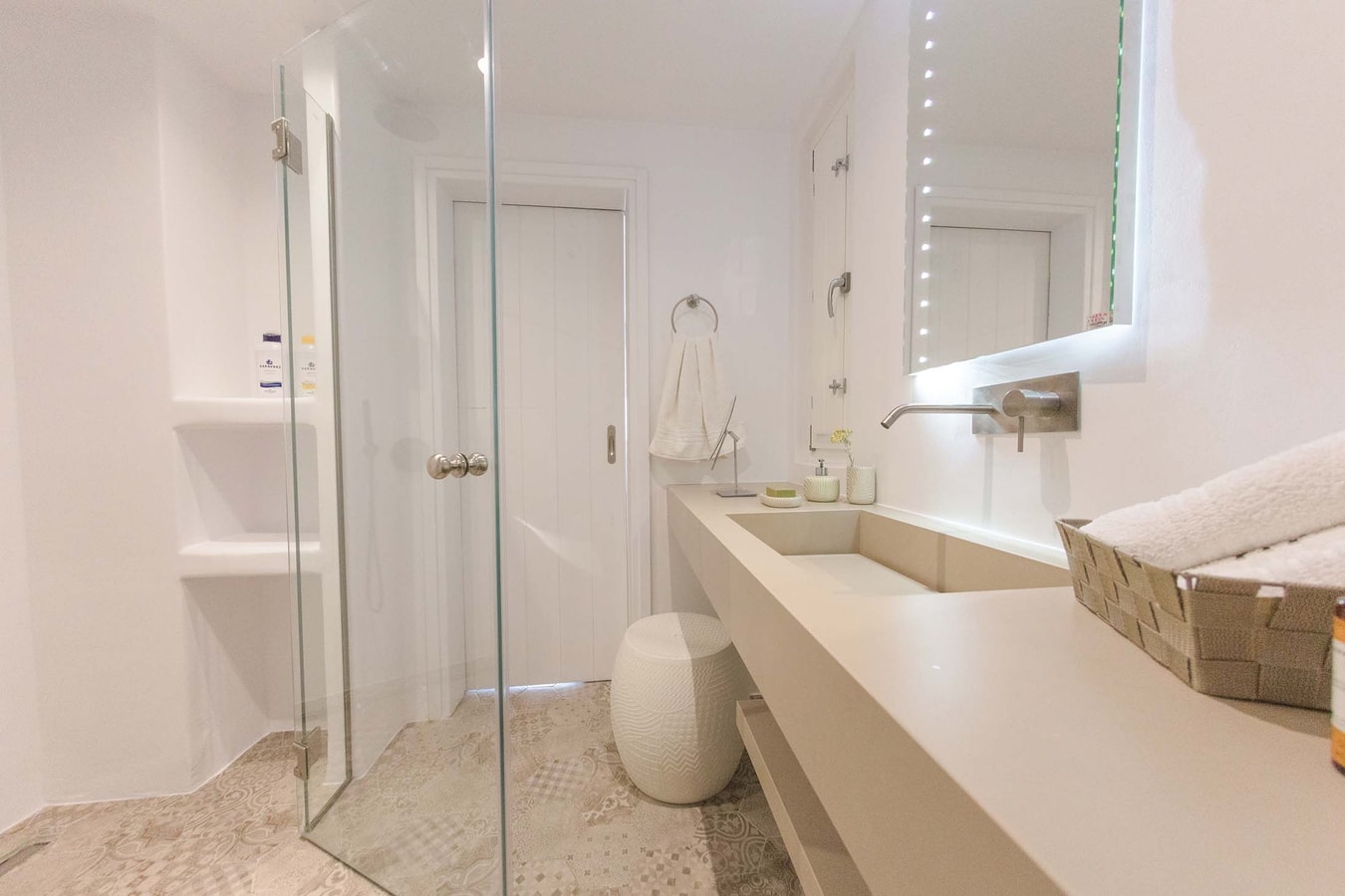 Luxury modern villa with swimming pool in Mykonos 19 My Villa Breaks