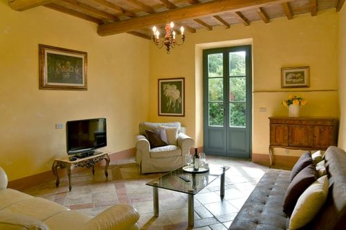 Large private villa with heated fenced pool 7 Italian Breaks