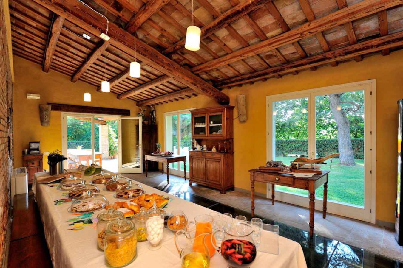 Villa Baci - Large private property with two pools 32 Italian Breaks