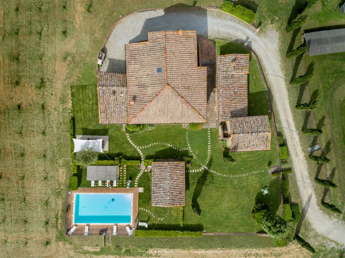 Private countryside villa with swimming pool and jacuzzi 25 Italian Breaks
