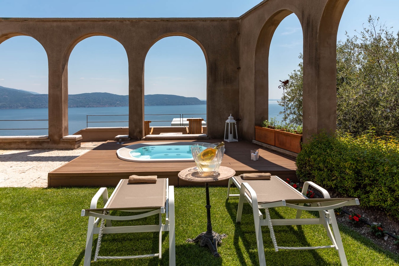 Tenuta Sorgente - Private estate with two pools and lake views, close to town 4 Italian Breaks