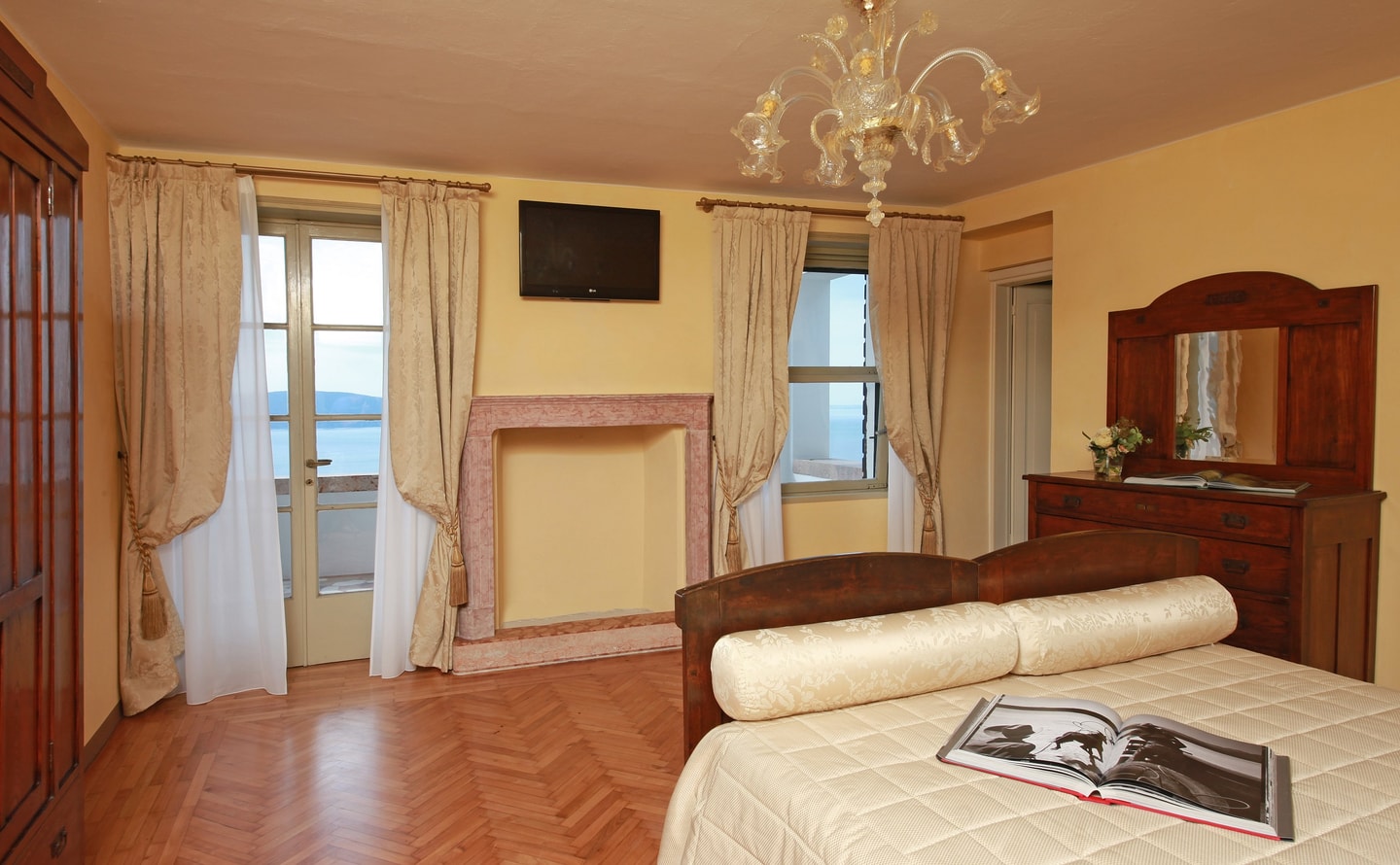 Tenuta Sorgente - Private estate with two pools and lake views, close to town 18 Italian Breaks