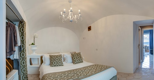 Luxury property with sea views in Sorrento centre 23 Italian Breaks