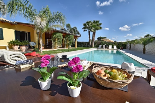 Private villa with swimming pool in Sicily 0 Italian Breaks