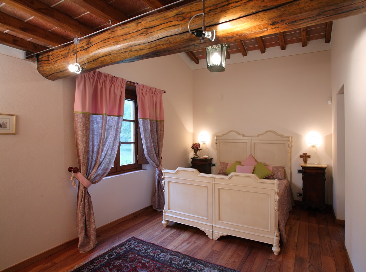 Countryside villa with private pool 8 Italian Breaks