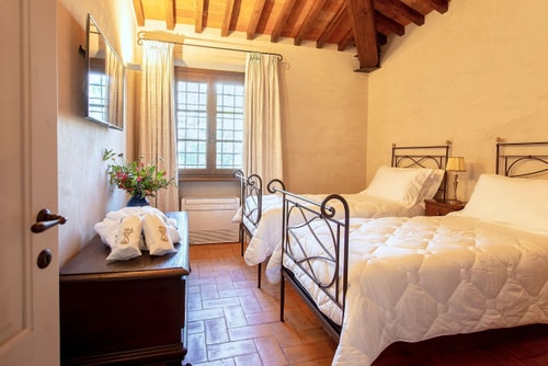 Private villa with swimming pool in Tuscany 22 Italian Breaks