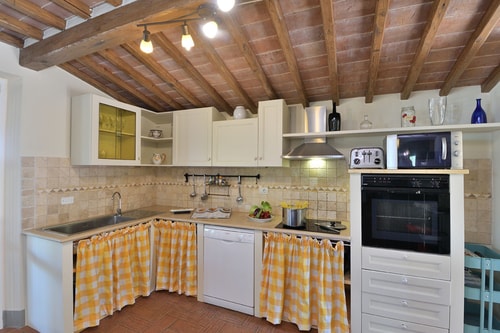 Villa Lucignana - Private Tuscan villa with pool 8 Italian Breaks