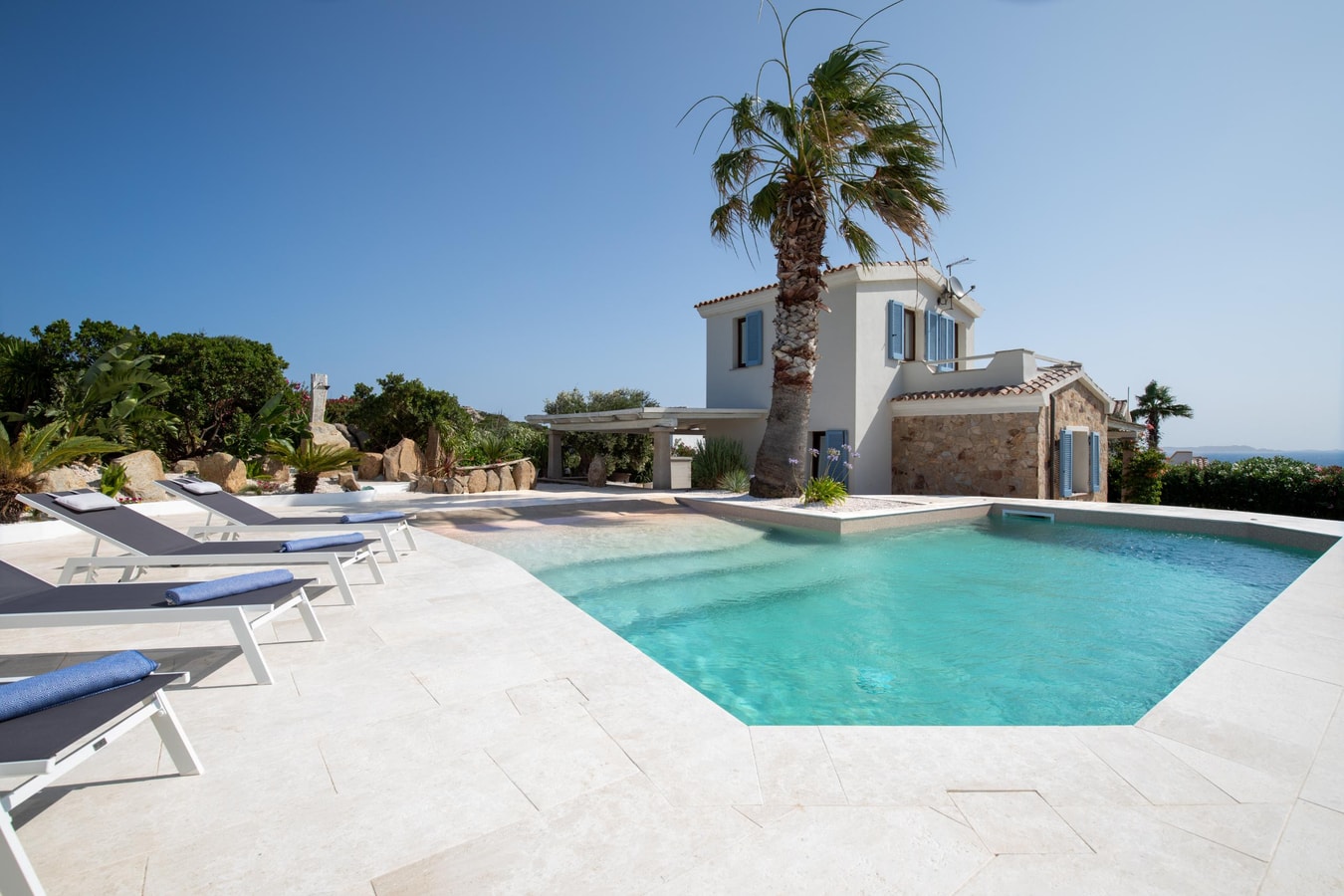 Private villa with swimming pool in Sardinia 19 Italian Breaks