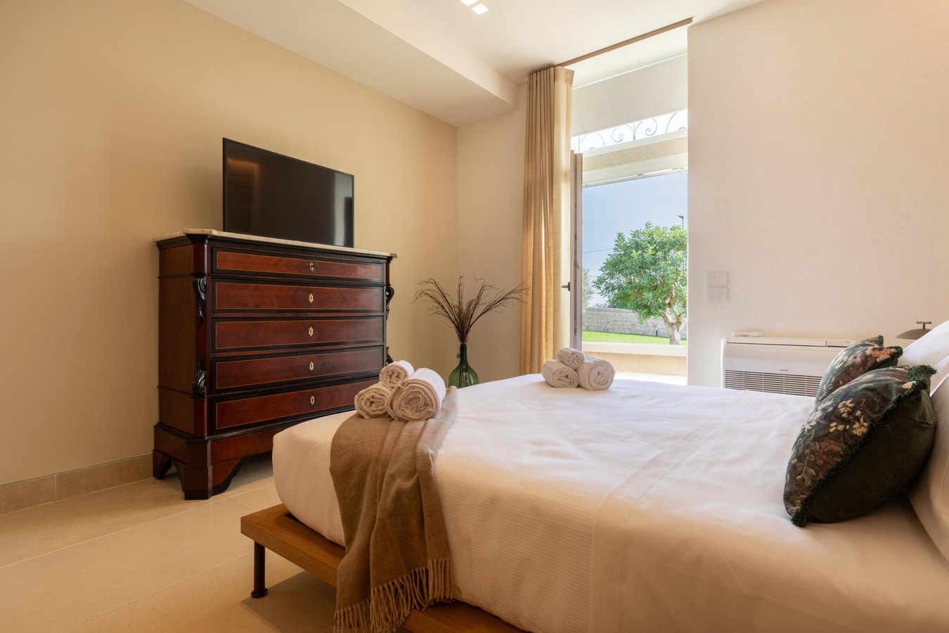 Villa Specchio with private swimming pool, Sicily 17 Italian Breaks