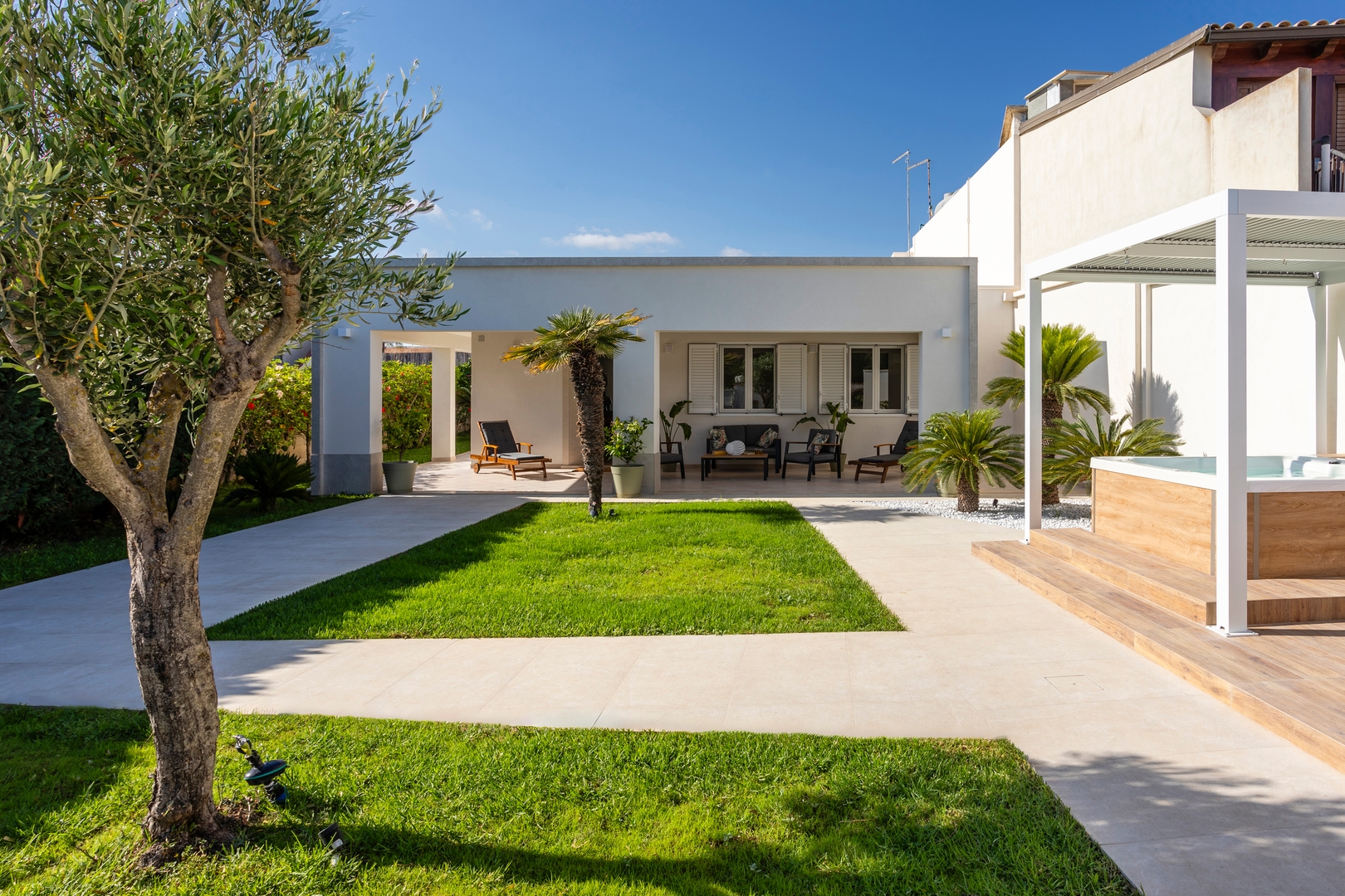 Private beachfront villa in Sicily 4 Villas in Italy