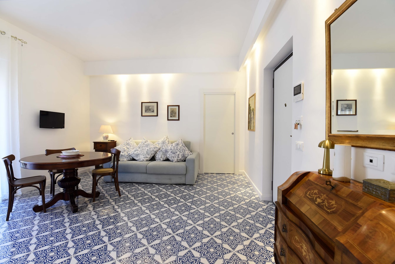 Casa Nizza, Apartment in Town Centre 2 Villas in Italy