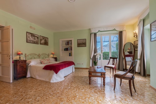 Villa Dia, Lakeside Luxury Retreat 21 Villas in Italy