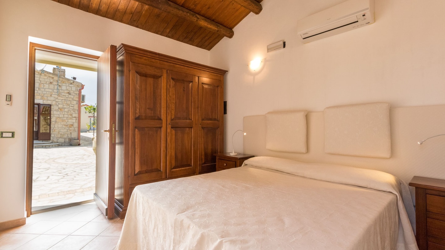 Villa Vista Serena, Traditional Estate in Rural Modica 31 Villas in Italy