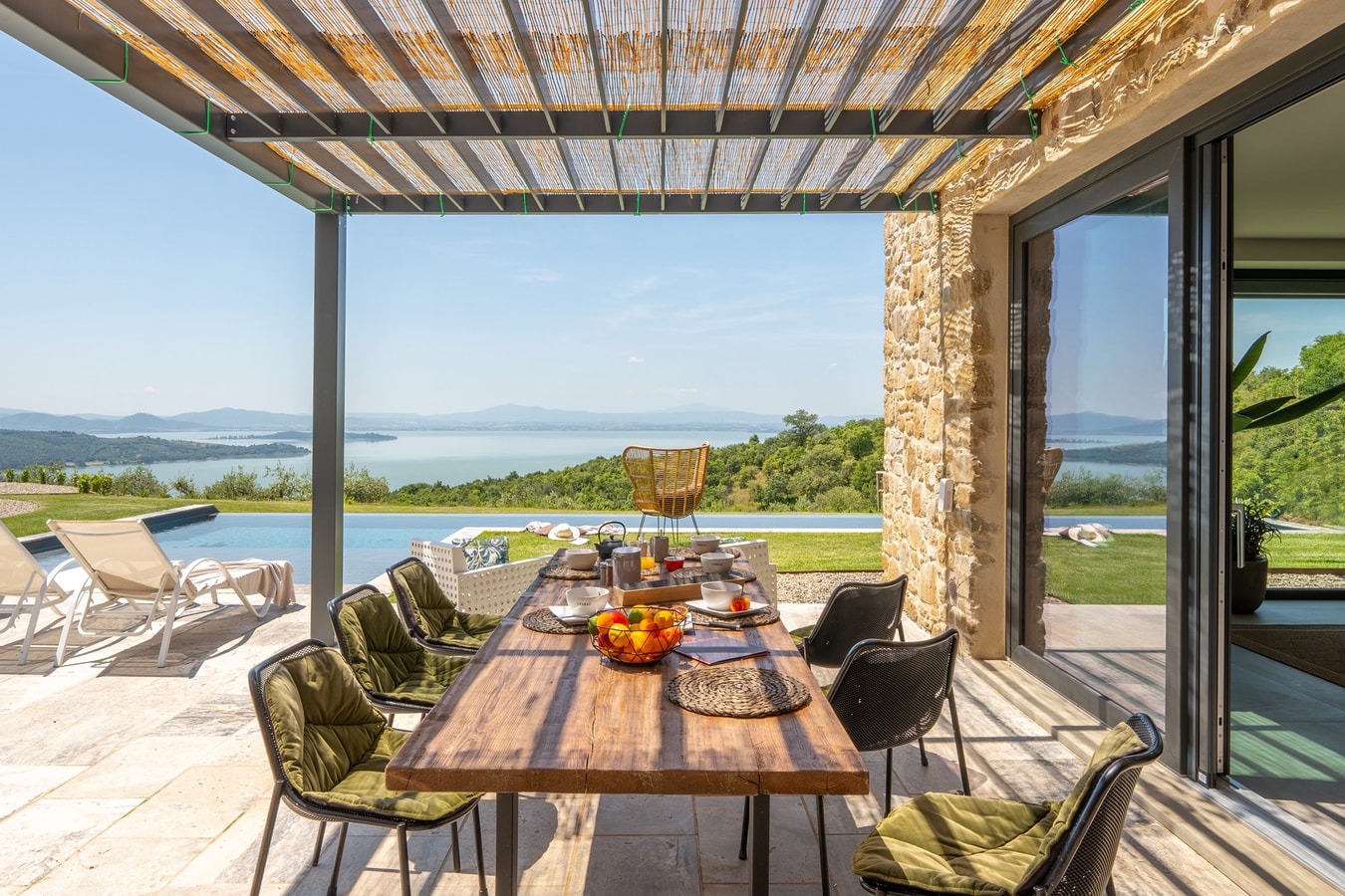 Villa Il Lago, Retreat with Heated Infinity Pool Villas in Italy