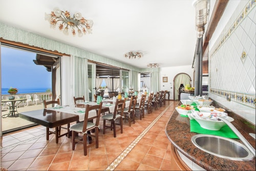 Villa Bionda, with sea views and private pool 8 Villas in Italy