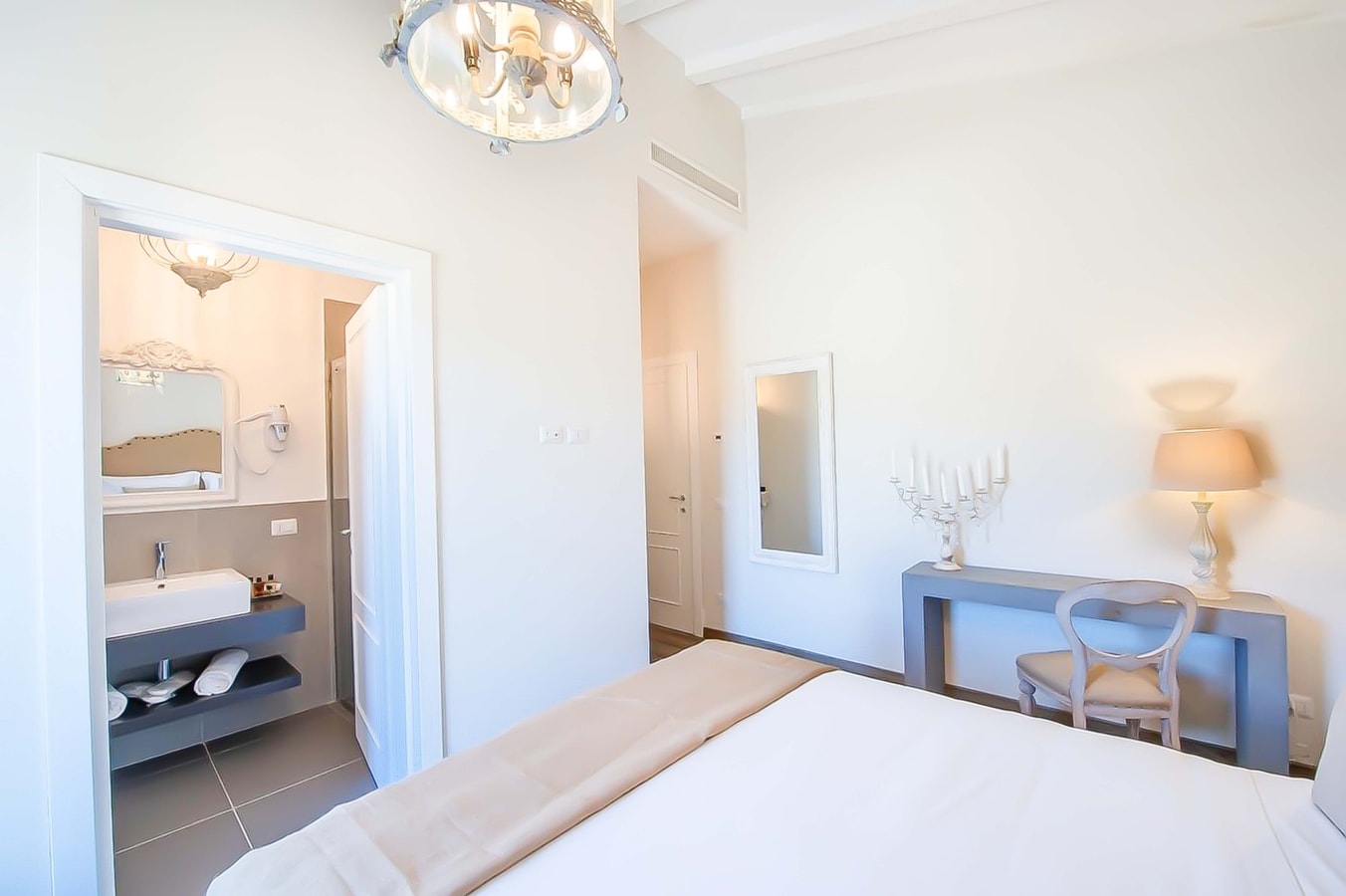 Alonza Estate - Large Countryside Estate 62 Villas in Italy