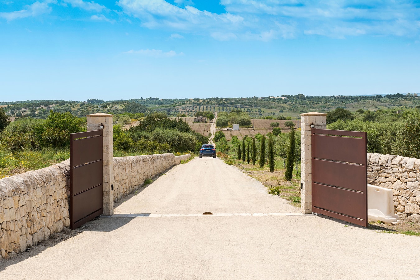 Villa Nivura, Minimalist Elegance Amid the Olive Groves 41 Villas in Italy