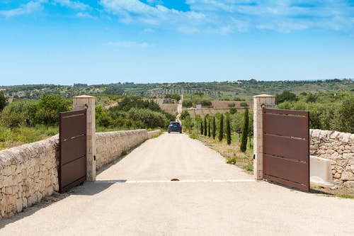 Villa Nivura, Minimalist Elegance Amid the Olive Groves 41 Villas in Italy