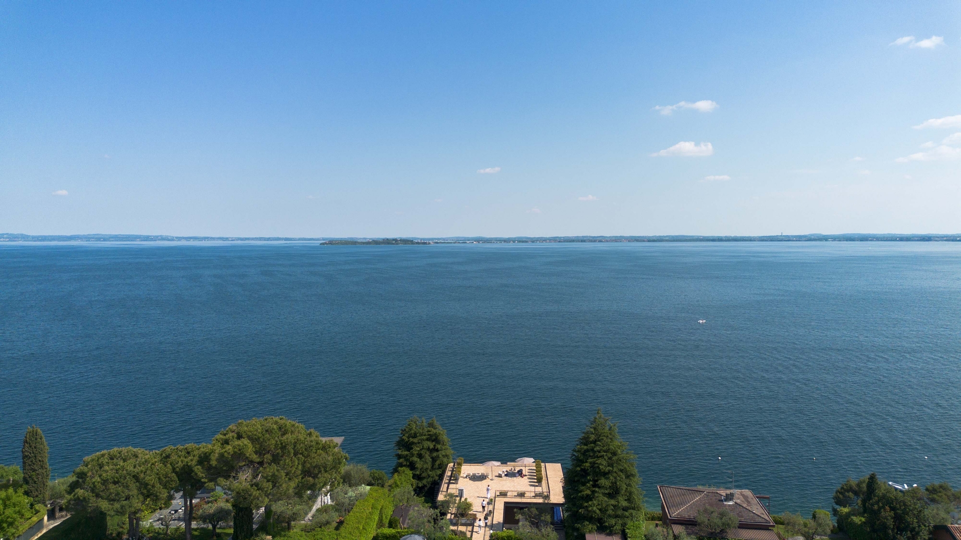 Villa Nilda - Private lakefront property with pool 53 Villas in Italy