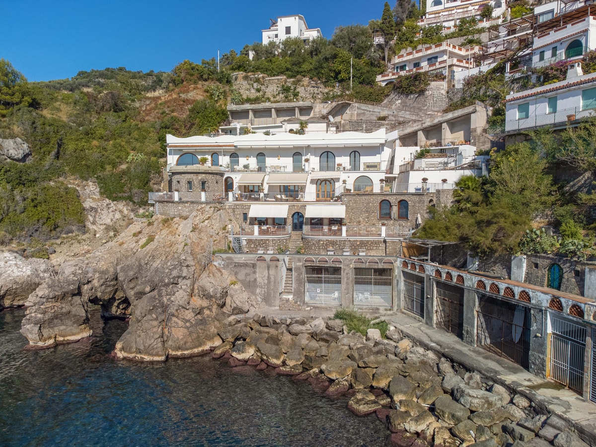 Casa Scogliera, Seafront House with Terrace 1 Villas in Italy