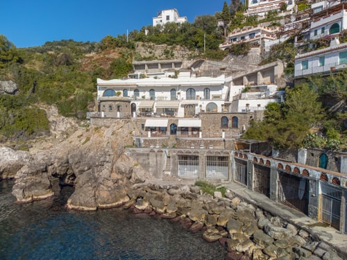 Casa Scogliera, Seafront House with Terrace 1 Villas in Italy