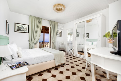 Villa Bionda, with sea views and private pool 18 Villas in Italy