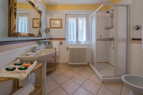 Villa Dia, Lakeside Luxury Retreat 34 Villas in Italy