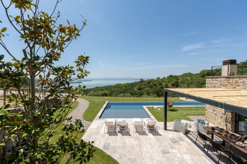 Villa Il Lago, Retreat with Heated Infinity Pool 45 Villas in Italy
