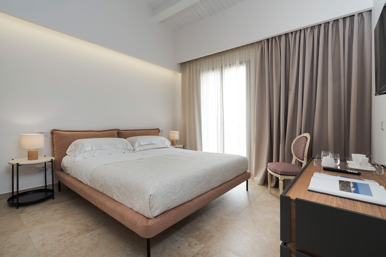 Villa Nivura, Minimalist Elegance Amid the Olive Groves 31 Villas in Italy