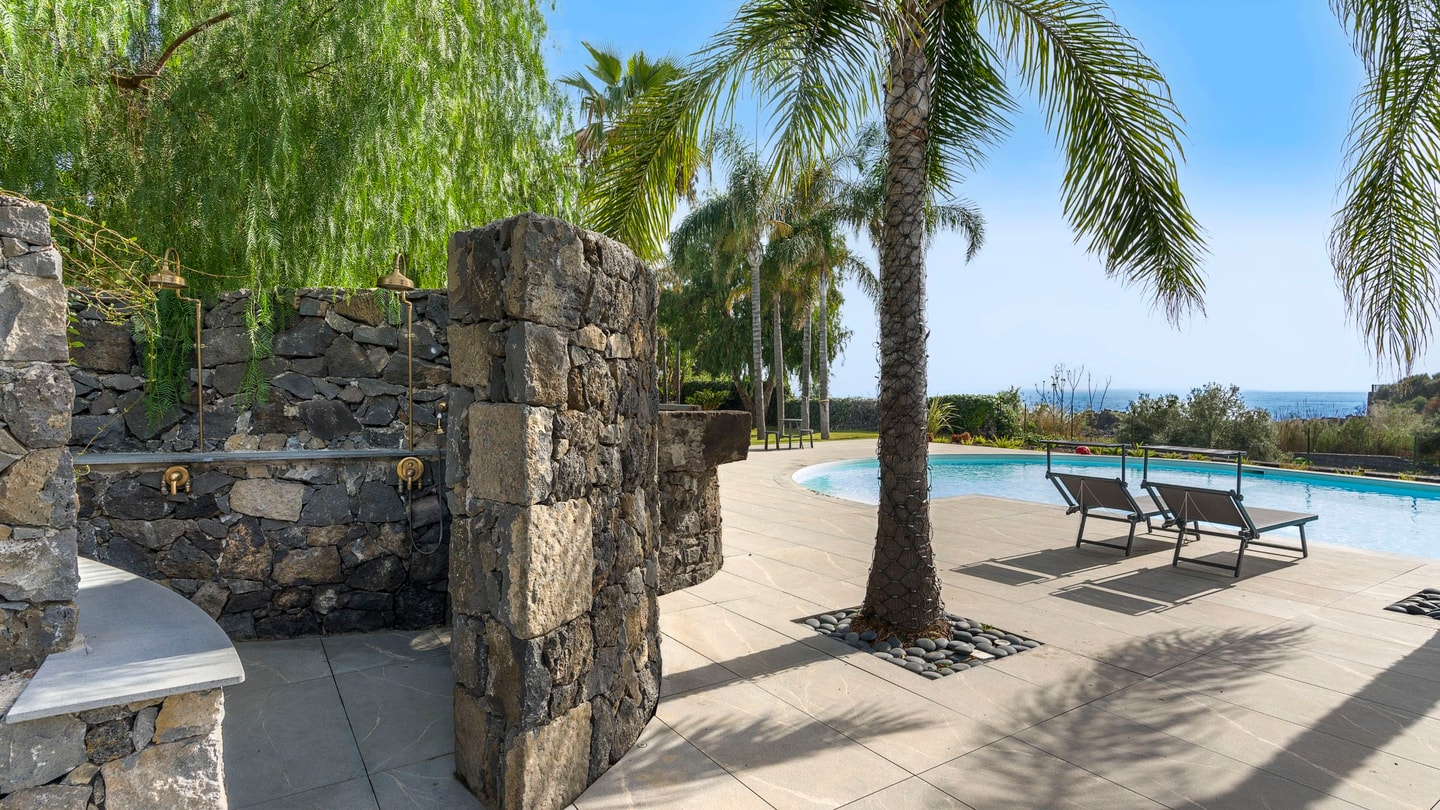 Villa Anemone (Razza) sea front apartment 32 Italian Breaks