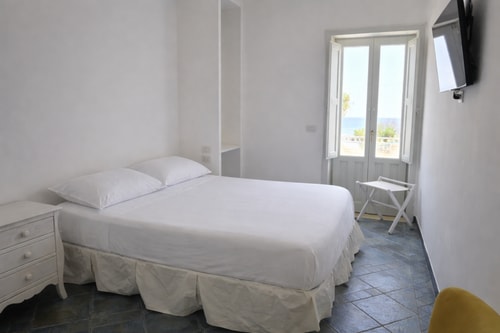 Villa Seranta, sea front villa near town 16 Villas in Italy