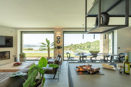 Villa Il Lago, Retreat with Heated Infinity Pool 5 Villas in Italy