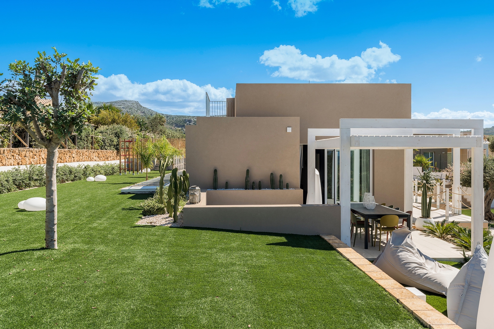Stunning modern villa near the sea 35 Villas in Italy