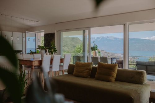 Villa Donita - Lakeside villa with pool 5 Villas in Italy