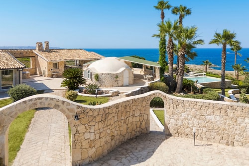 Villa Catrice - Seafront villa with private pool 34 Villas in Italy