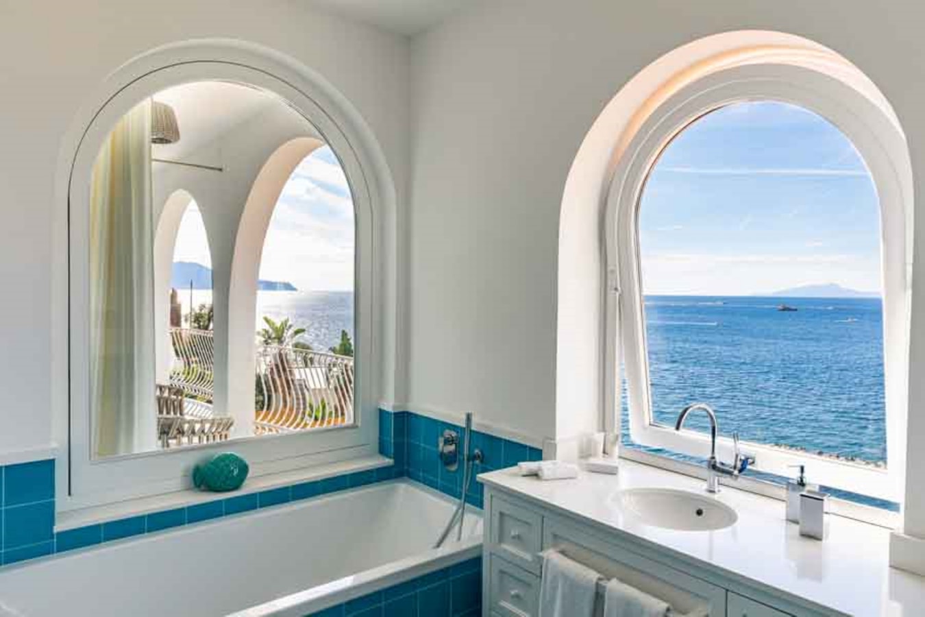 Villa Luce Di Mare, endless sea views 24 Villas in Italy