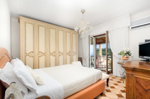 Villa Bionda, with sea views and private pool 25 Villas in Italy