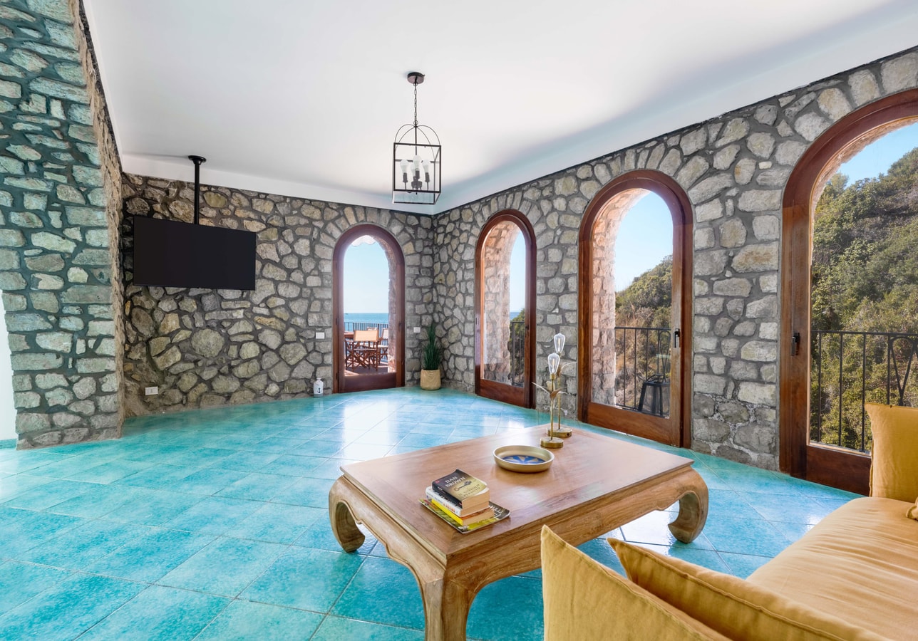 Casa Scogliera, Seafront House with Terrace 5 Villas in Italy