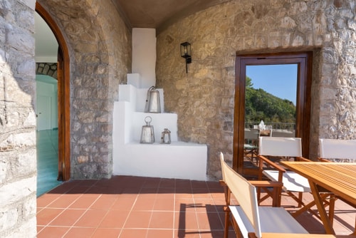 Casa Scogliera, Seafront House with Terrace 18 Villas in Italy