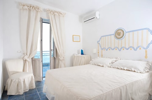 Villa Seranta, sea front villa near town 16 Villas in Italy