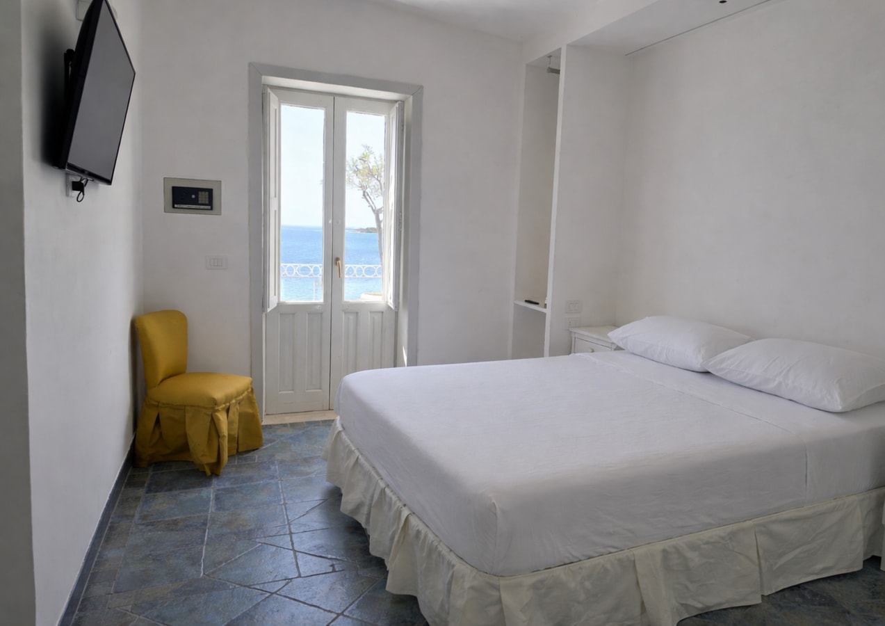 Villa Seranta, sea front villa near town 17 Villas in Italy