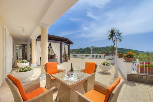 Villa Bionda, with sea views and private pool 2 Villas in Italy