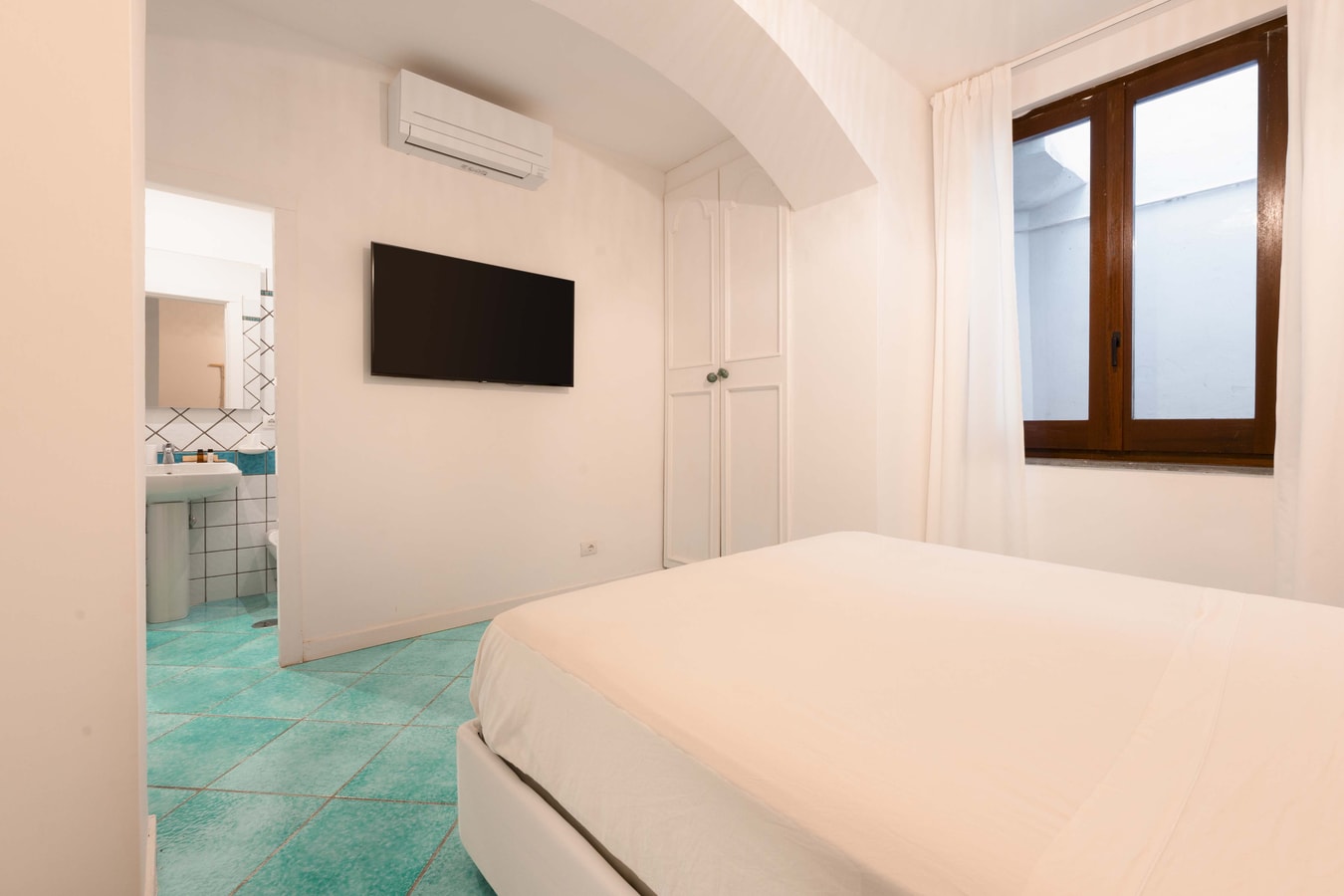 Casa Scogliera, Seafront House with Terrace 14 Villas in Italy