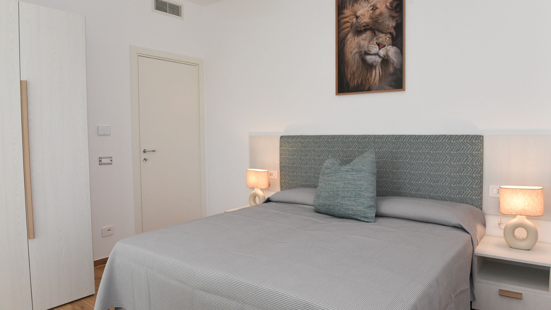 Villa Menestrella - private with swimming pool and lake views 11 Villas in Italy