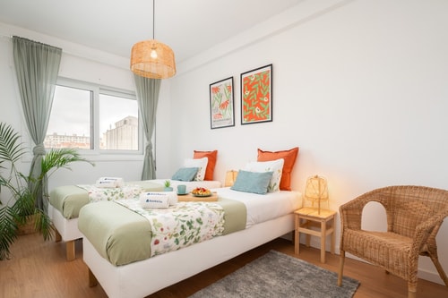 Spacious Modern Flat w/ Balcony by HostWise Host Wise Booking