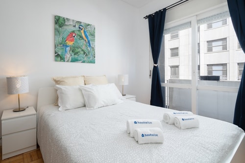 Sweet Bright Flats w/ Netflix | Bolhão by HostWise Host Wise Booking